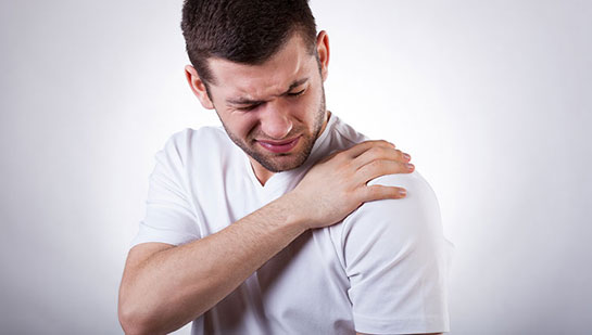 Man suffering from frozen shoulder before visiting Phoenix chiropractor